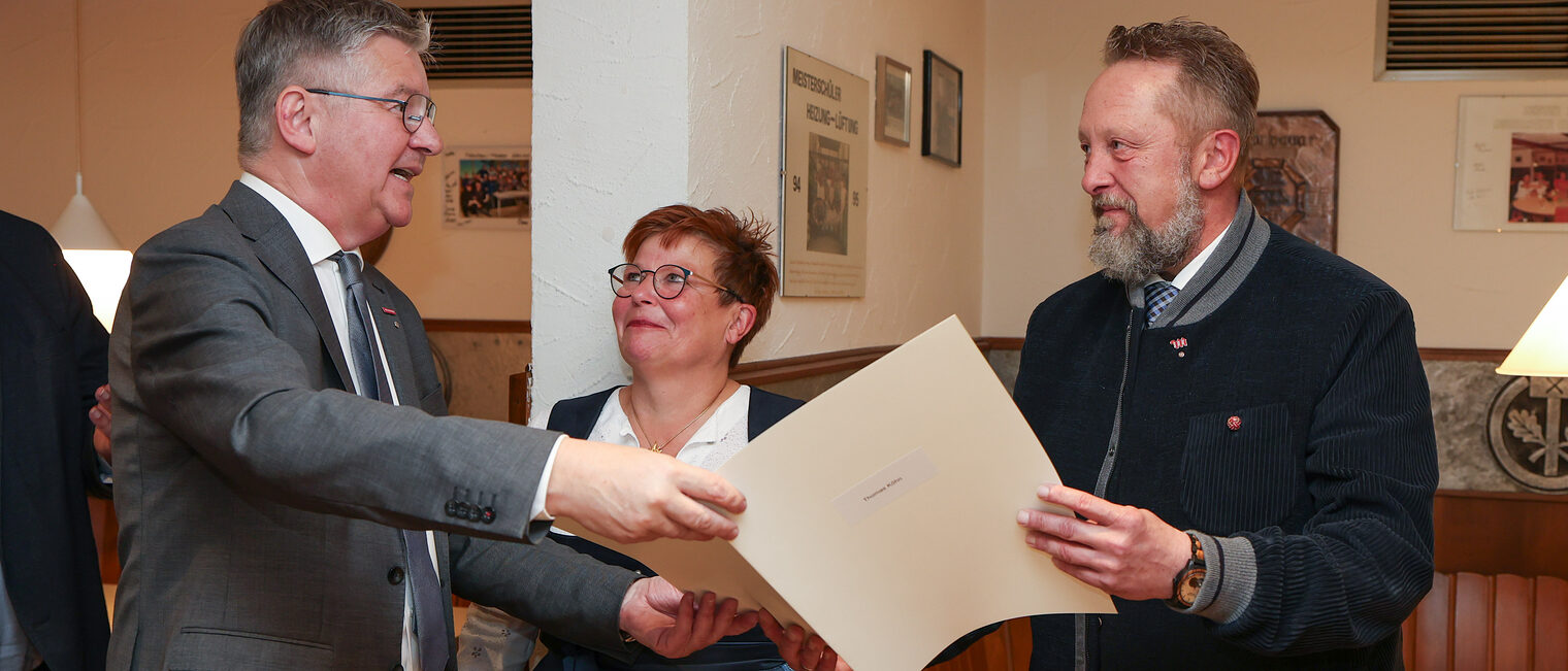 Christian Herpich übergibt eine Ehrenurkunde an Thomas Köhn.