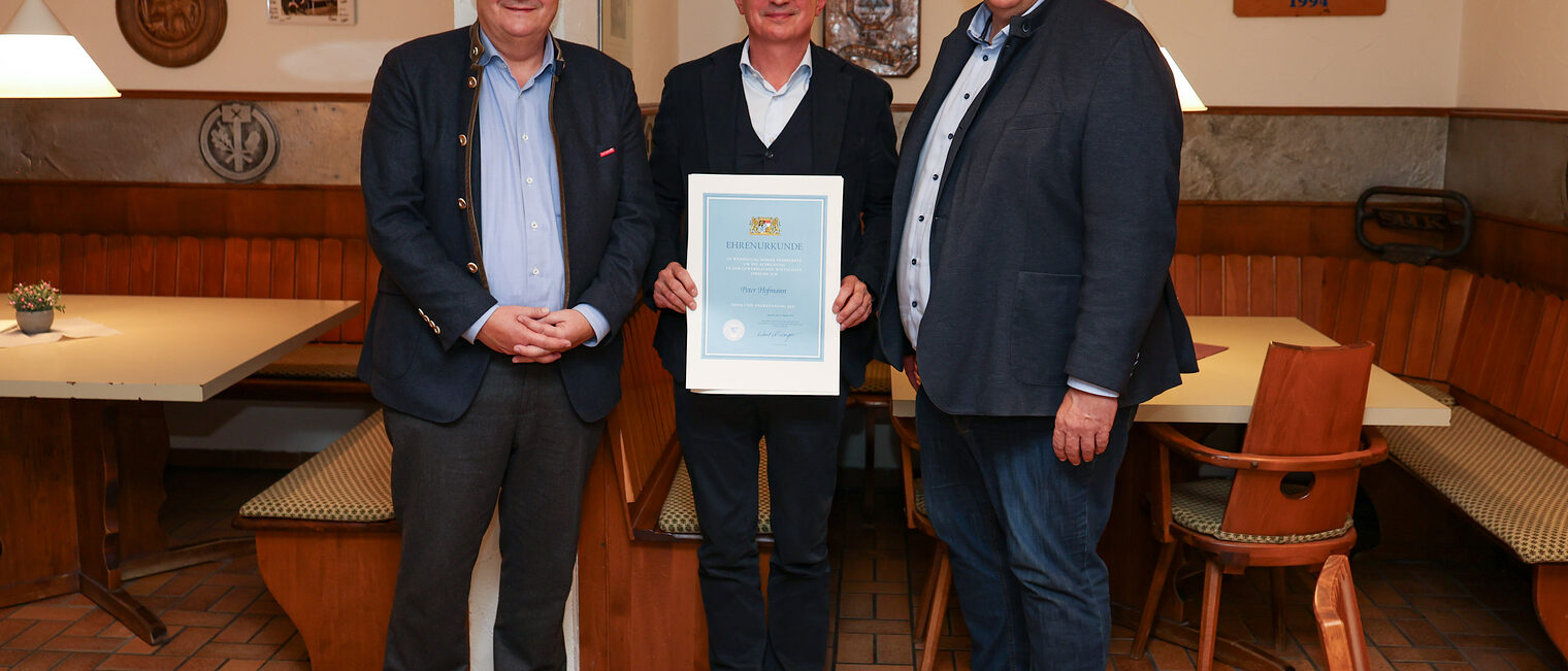 Peter Hofmann präsentiert seine Ehrenurkunde mit Matthias Graßmann und Reinhard Bauer.