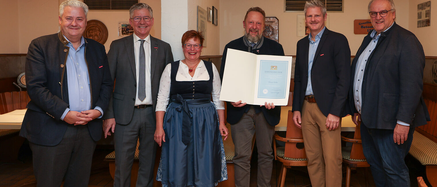 Thomas Köhn präsentiert neben seiner Frau seine Ehrenurkunde zusammen mit Matthias Graßmann, Christian Herpich, Marco Kemnitzer und Reinhard Bauer.