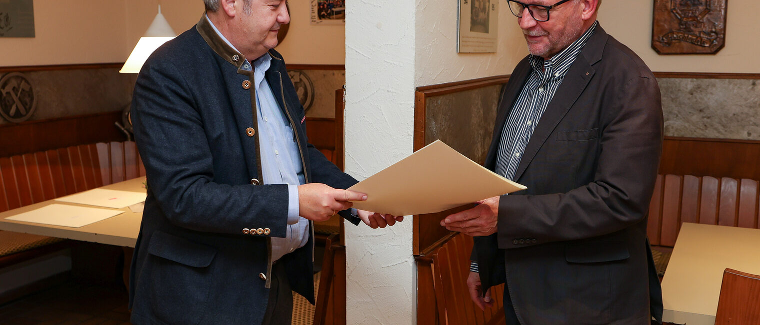 Matthias Graßmann übergibt eine Ehrenurkunde an Richard Eichhorn.