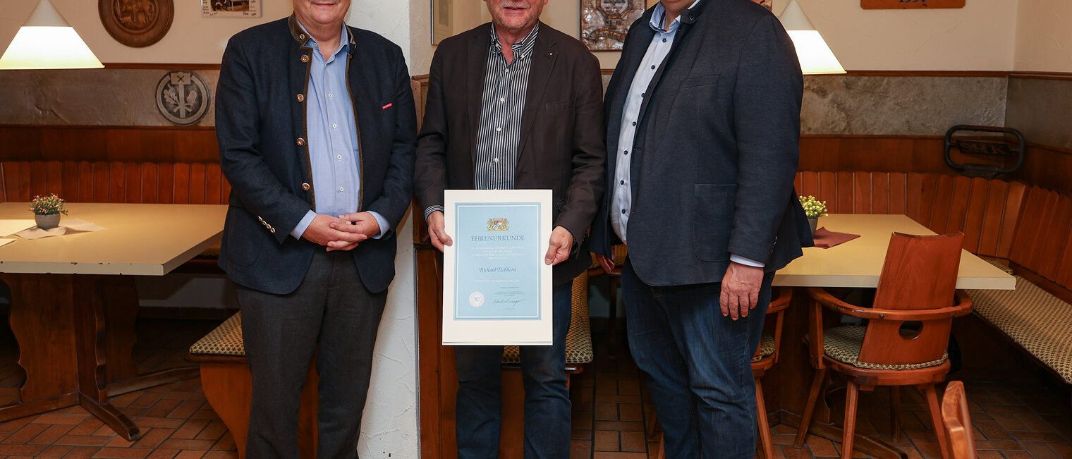 Richard Eichhorn präsentiert seine Ehrenurkunde zusammen mit Matthias Graßmann und Reinhard Bauer.