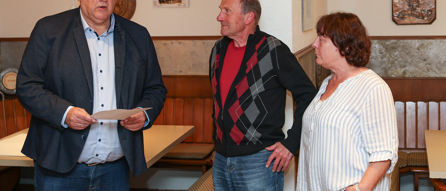 Michael Rindfleisch und seine Frau hören der Rede von Reinhard Bauer zu.