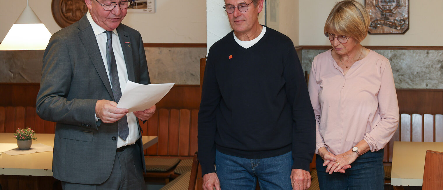 Christian Herpich hält eine Rede, während Reinhard Schmidt und seine Frau zuhören.