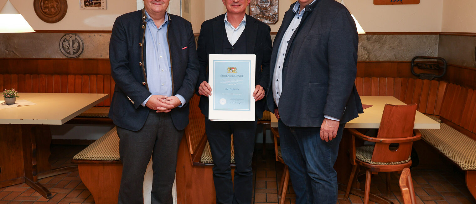 Peter Hofmann präsentiert seine Urkunde zusammen mit Matthias Graßmann und Reinhard Bauer.