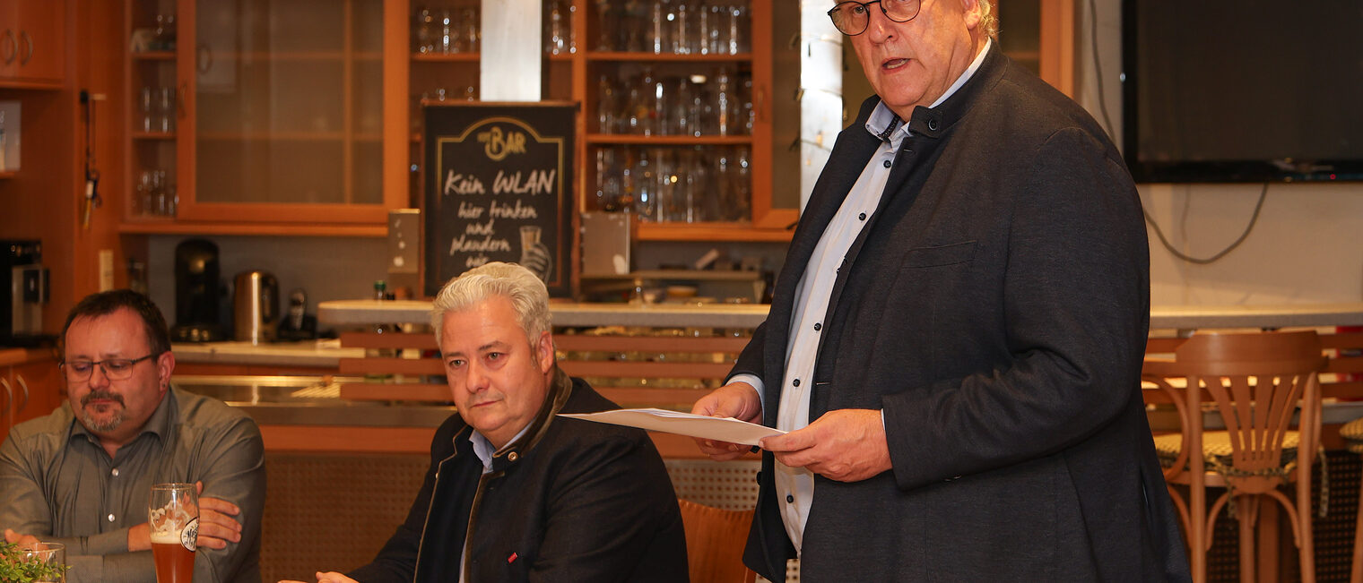 Reinhard Bauer hält eine Rede.
