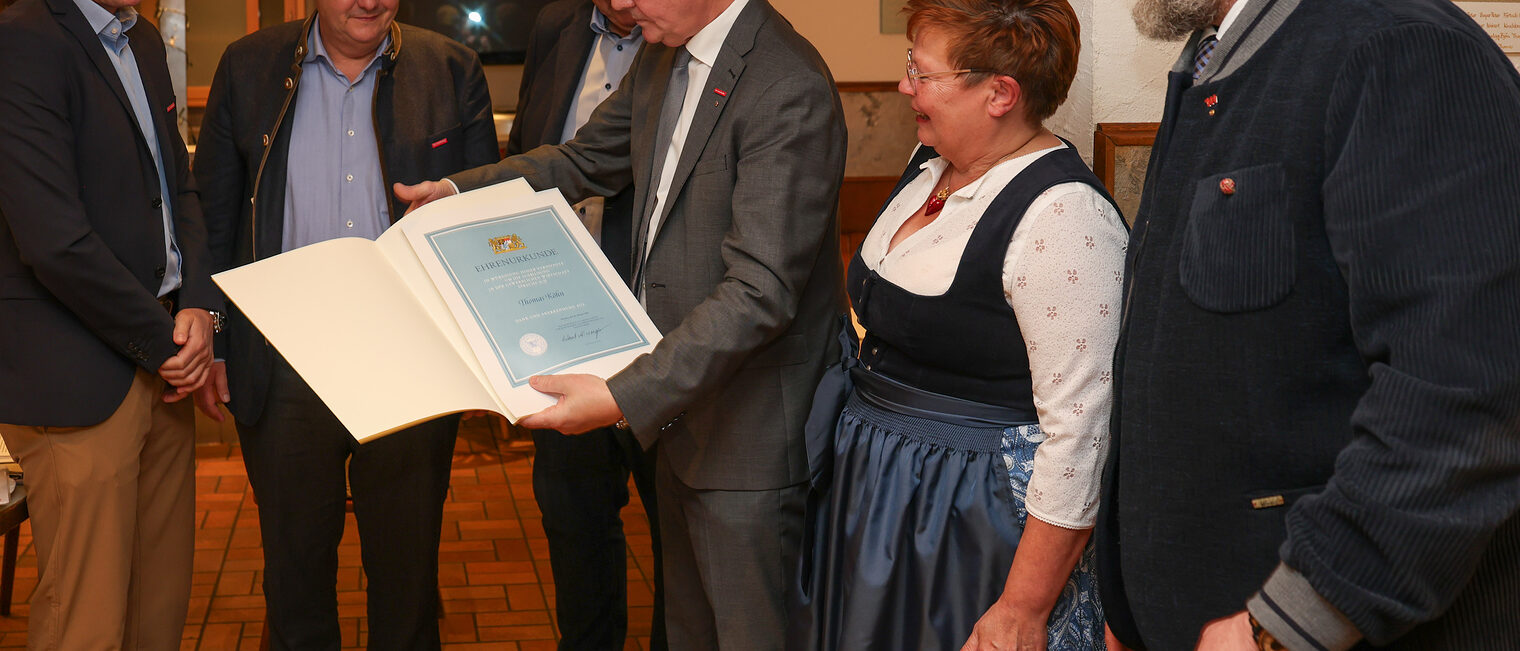 Christian Herpich überreicht die Ehrenurkunde an Thomas Köhn.