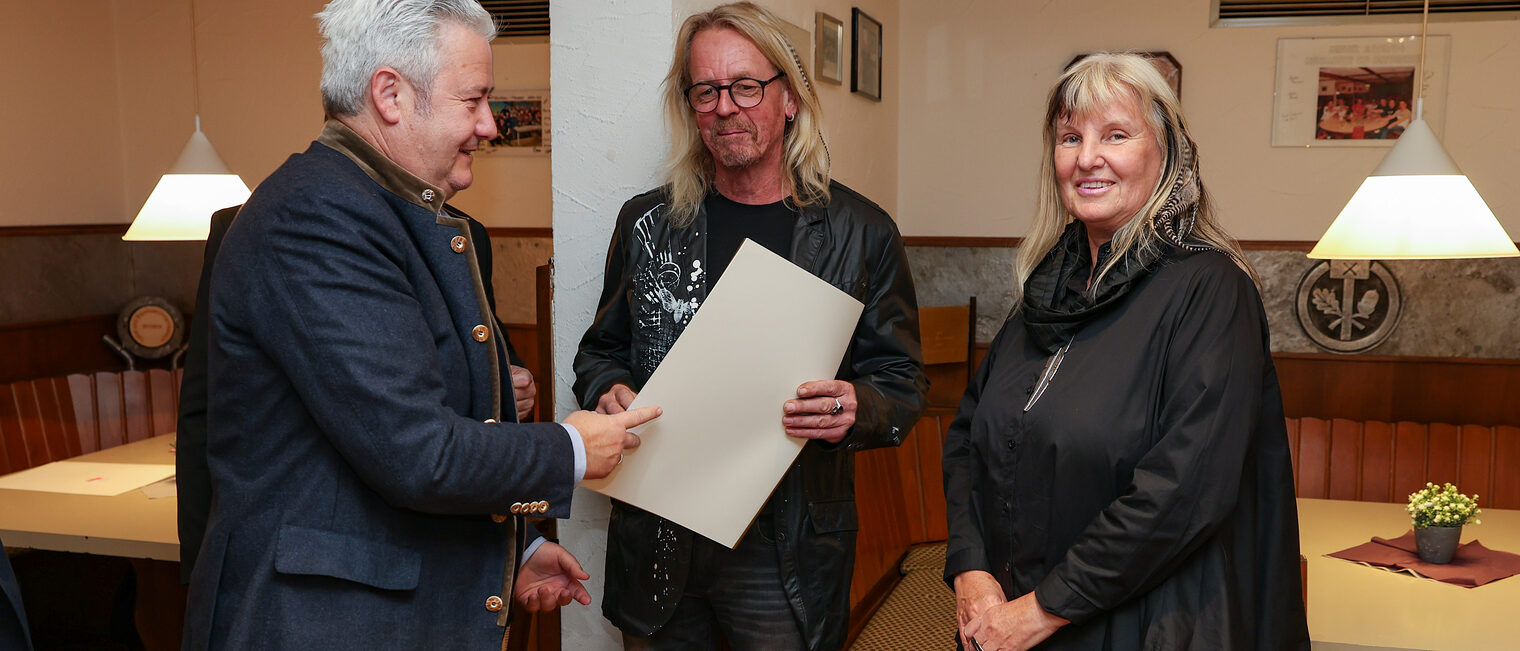 HWK-Präsident Matthias Graßmann überreicht die Ehrenurkunde an Thomas Limmer.