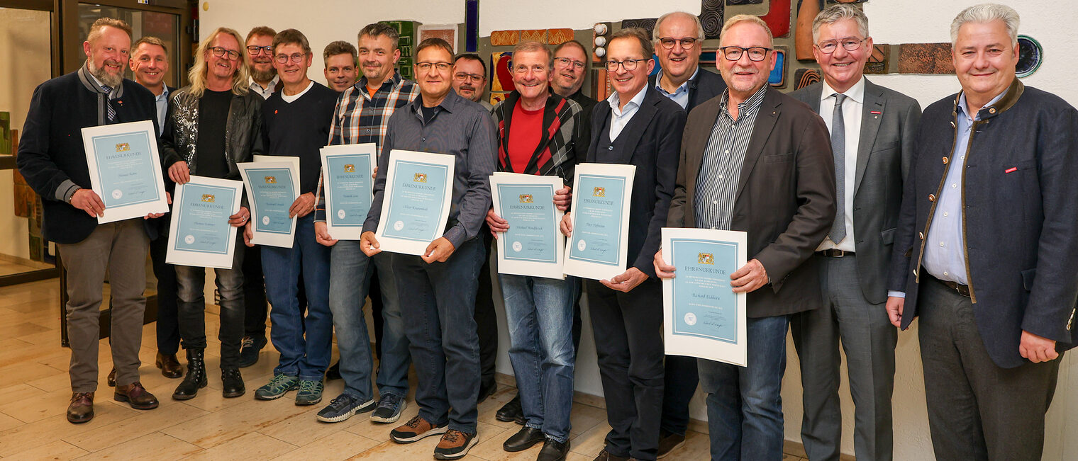 Gruppenbild von Thomas Köhn, Thomas Limmer, Karl-Michael Hopf, Reinhard Schmidt, Dominik Grau, Oliver Krummholz, Michael Rindfleisch, Jens Beland, Peter Hofmann, Richard Eichhorn mit der HWK-Führung.