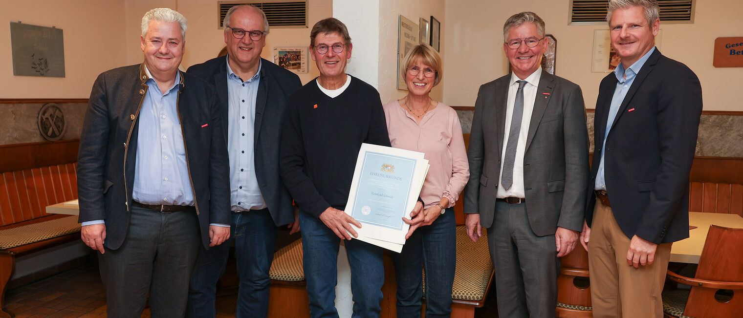 Reinhard Schmidt präsentiert seine Ehrenurkunde zusammen mit Matthias Graßmann, Reinhard Bauer, seiner Frau, Christian Herpich und Marco Kemitzer