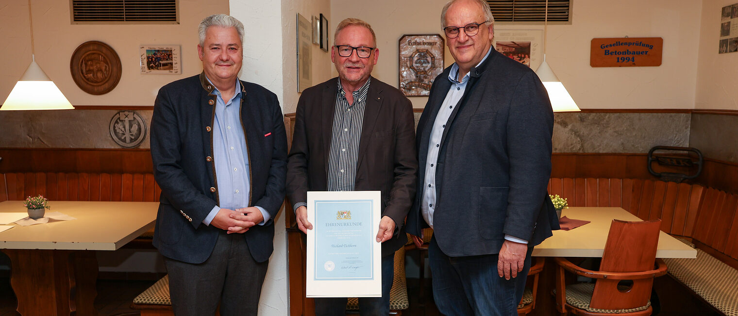 Richard Eichhorn präsentiert seine Ehrenurkunde zusammen mit Matthias Graßmann und Reinhard Bauer.