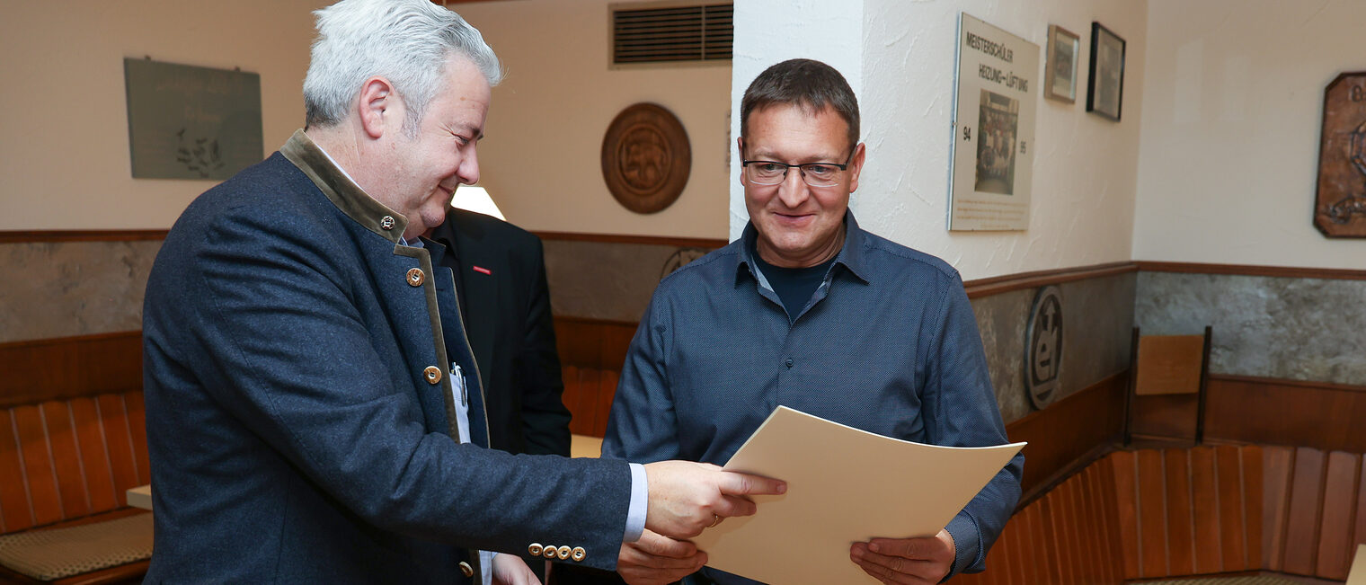 Matthias Graßmann überreicht Oliver Krummholz seine Ehrenurkunde.