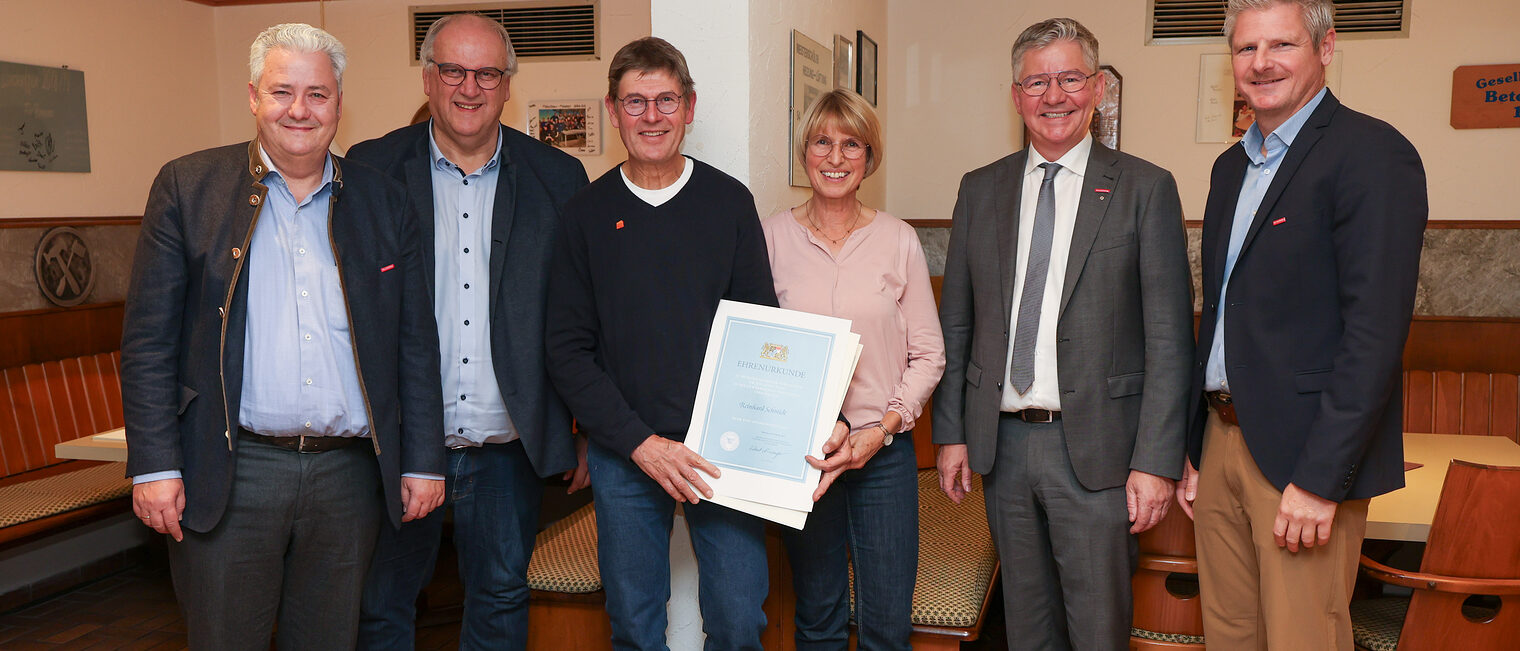 Reinhard Schmidt präsentiert seine Ehrenurkunde zusammen mit seiner Frau, Matthias Graßmann, Reinhard Bauer, Christian Herpich, Marco Kemnitzer