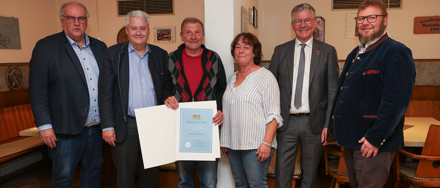 Michael Rindfleisch mit seiner Ehrenurkunde und seiner Frau zusammen mit Reinhard Bauer, Matthias Graßmann, Christian Herpich und Karl-Michael Hopf