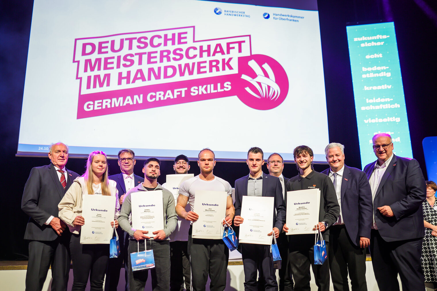 Gruppenbild der DMH-Landessiegerinnen und Landessieger aus Oberfranken mit BHT-Präsident Peteranderl, Kreishandwerkermeister Jens Beland, HWK-Präsident Matthias Graßmann und HWK-Hauptgeschäftsführer Reinhard Bauer