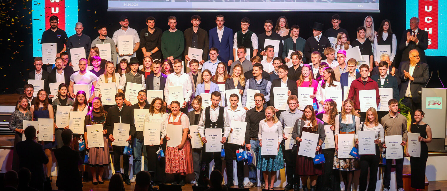 Die Landesiegerinnen und Landessieger stehen mit ihren Urkunden auf der Bühne.