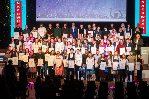 Die Landesiegerinnen und Landessieger stehen mit ihren Urkunden auf der Bühne.