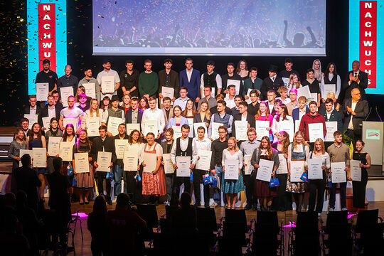 Die Landesiegerinnen und Landessieger stehen mit ihren Urkunden auf der Bühne.
