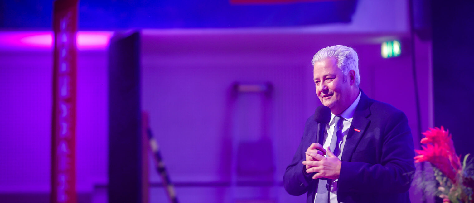 Matthias Graßmann hält eine Rede auf der Bühne.