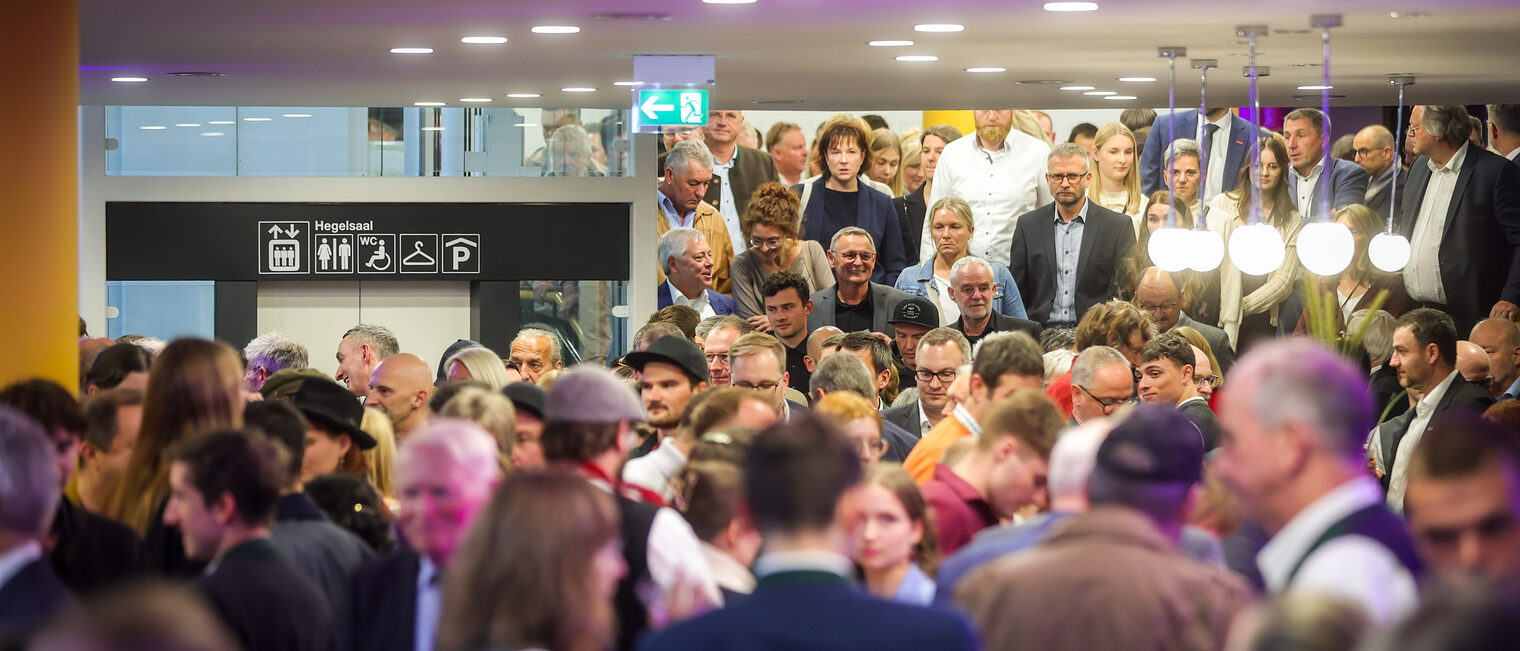 Die Gäste der Landessiegerfeier warten im Eingangsbereich.