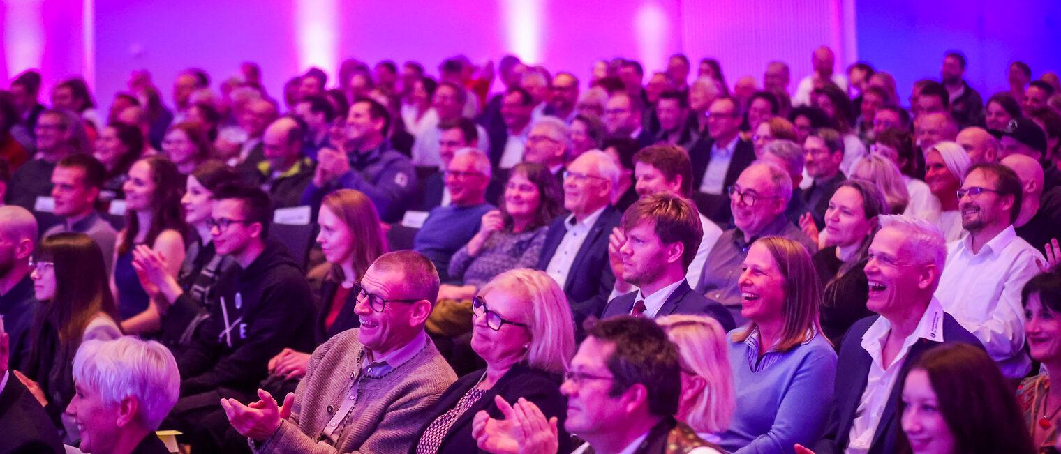 Die Gäste der Landessiegerfeier applaudieren im Publikum.