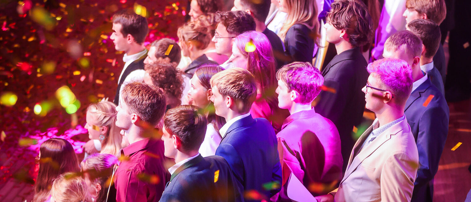 Die Landessiegerinnen und Landessieger stehen im Goldregen und jubeln.