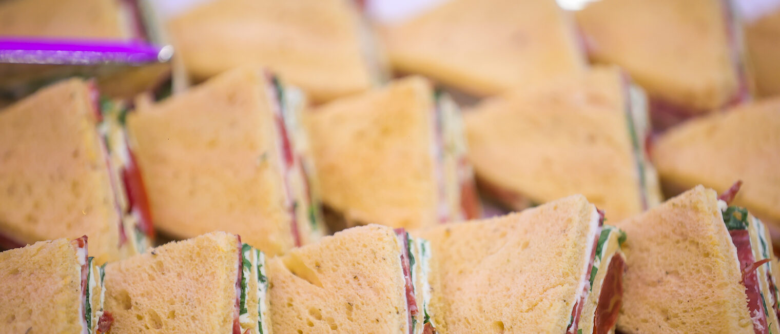 Sandwiches liegen auf einem Tisch.