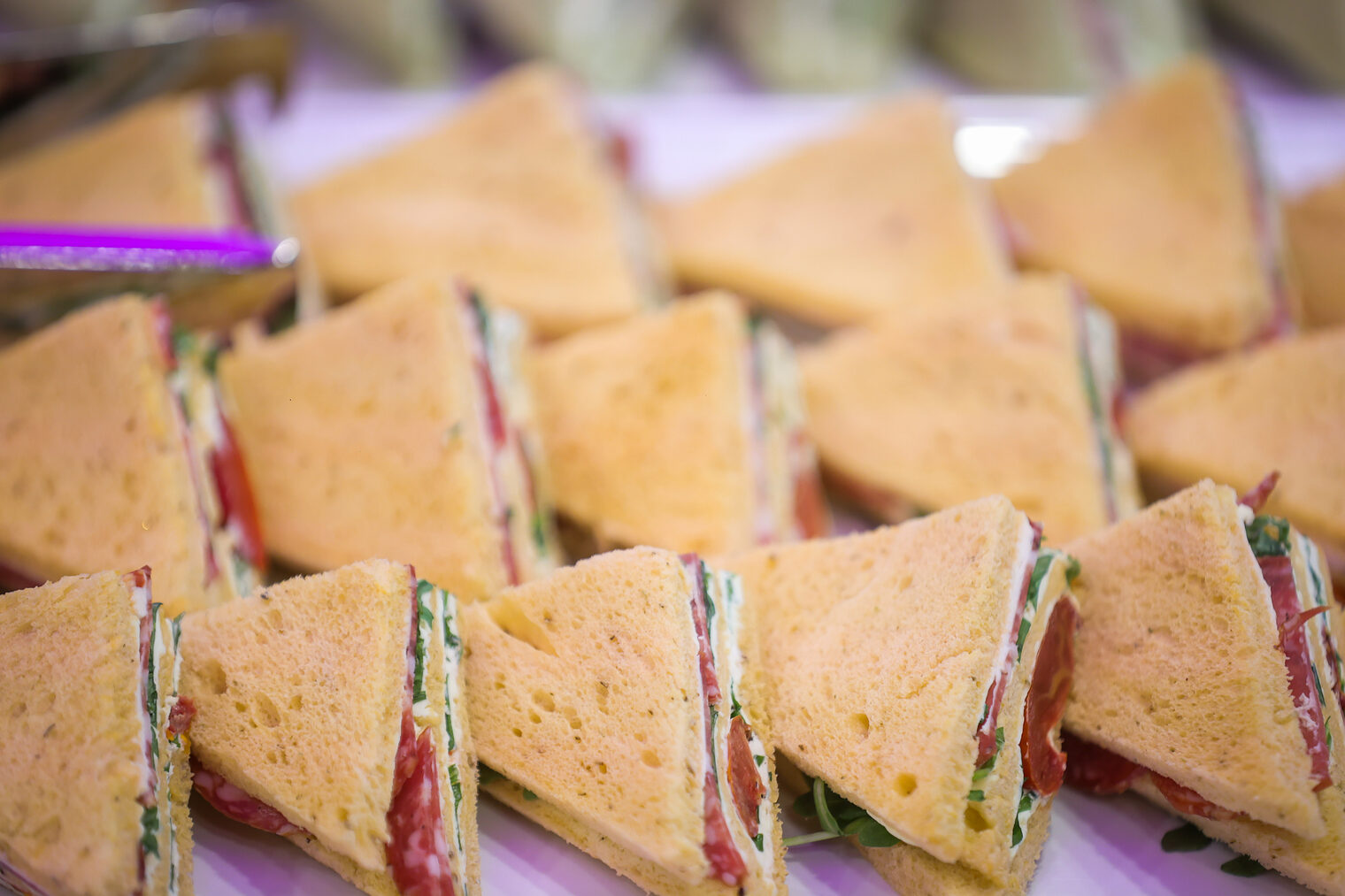Sandwiches liegen auf einem Tisch.