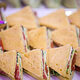 Sandwiches liegen auf einem Tisch.