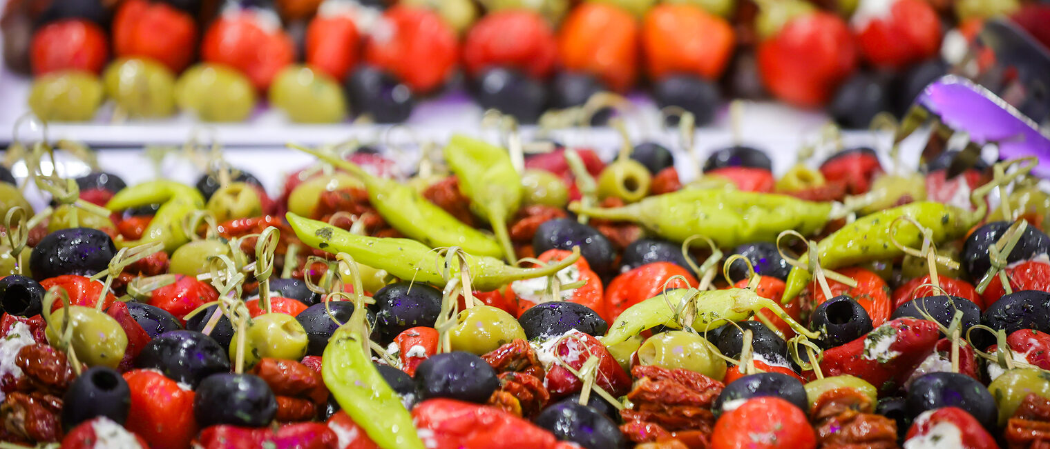 Antipasti liegen auf einem Tisch.