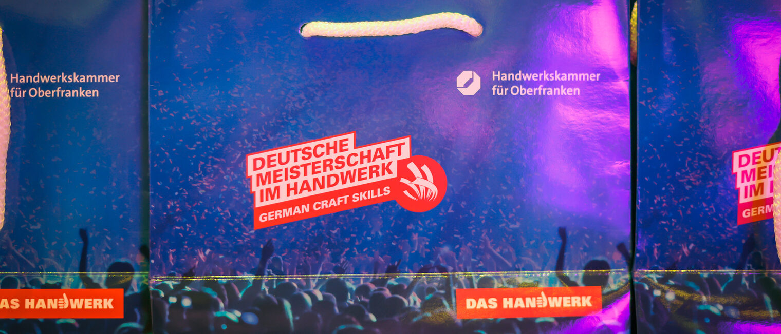 Siegertüten stehen auf einem Tisch.