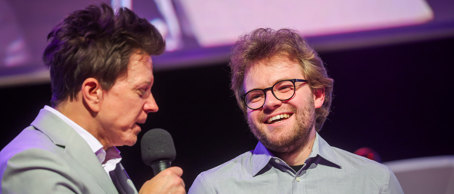 Christian Höreth interviewt einen Landessieger.
