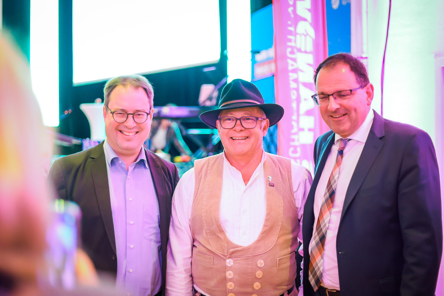 Politiker posieren mit einem Landessieger für ein Foto.