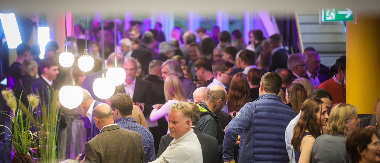 Die Gäste der Landessiegerfeier unterhalten sich.