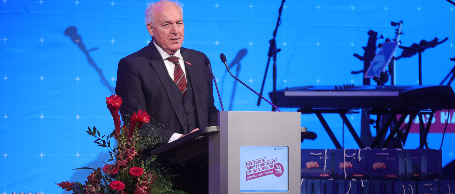 BHT-Präsident Peterandl hält eine Rede.