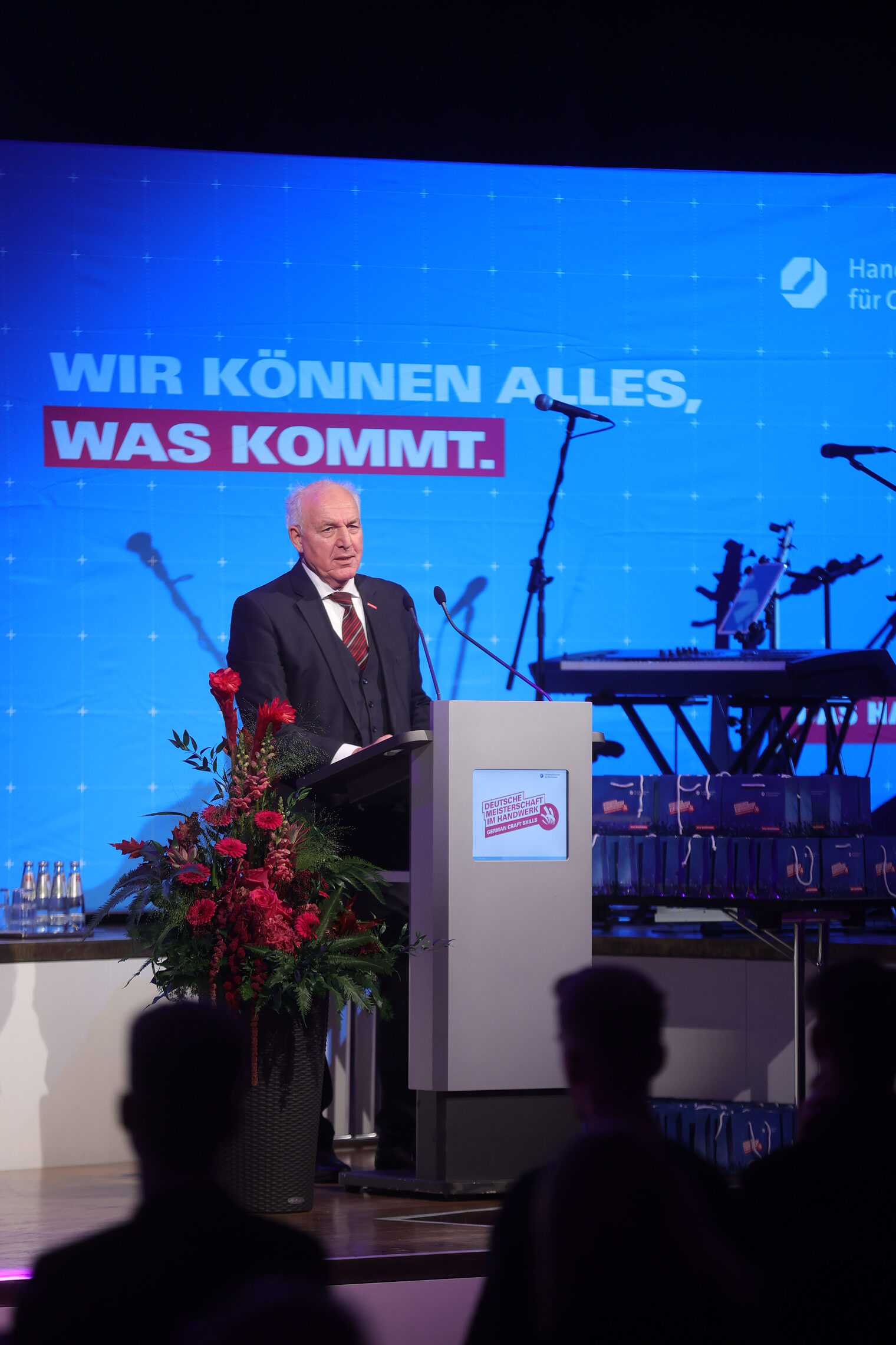 BHT-Präsident Peterandl hält eine Rede.