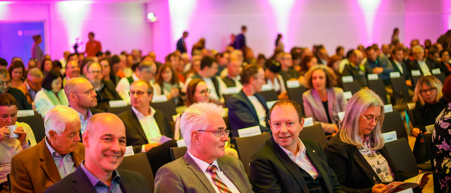 Die Gäste der Landessiegerfeier unterhalten sich.