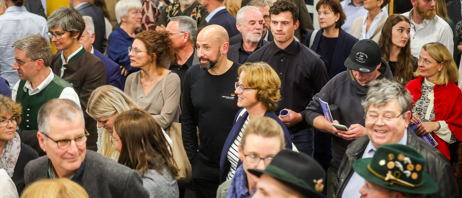 Die Gäste der Landessiegerfeier warten gemeinsam.