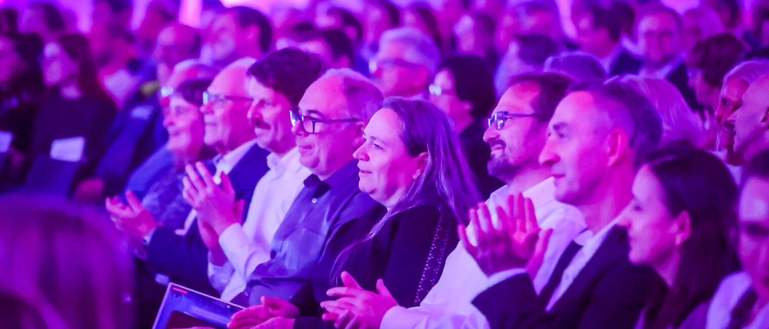 Die Gäste der Landessiegerfeier applaudieren.