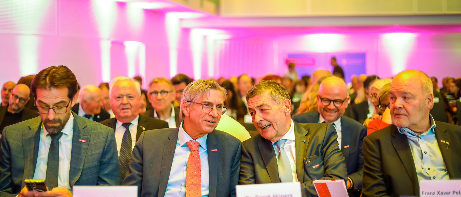 Die Gäste der Landessiegerfeier diskutieren im Publikum.