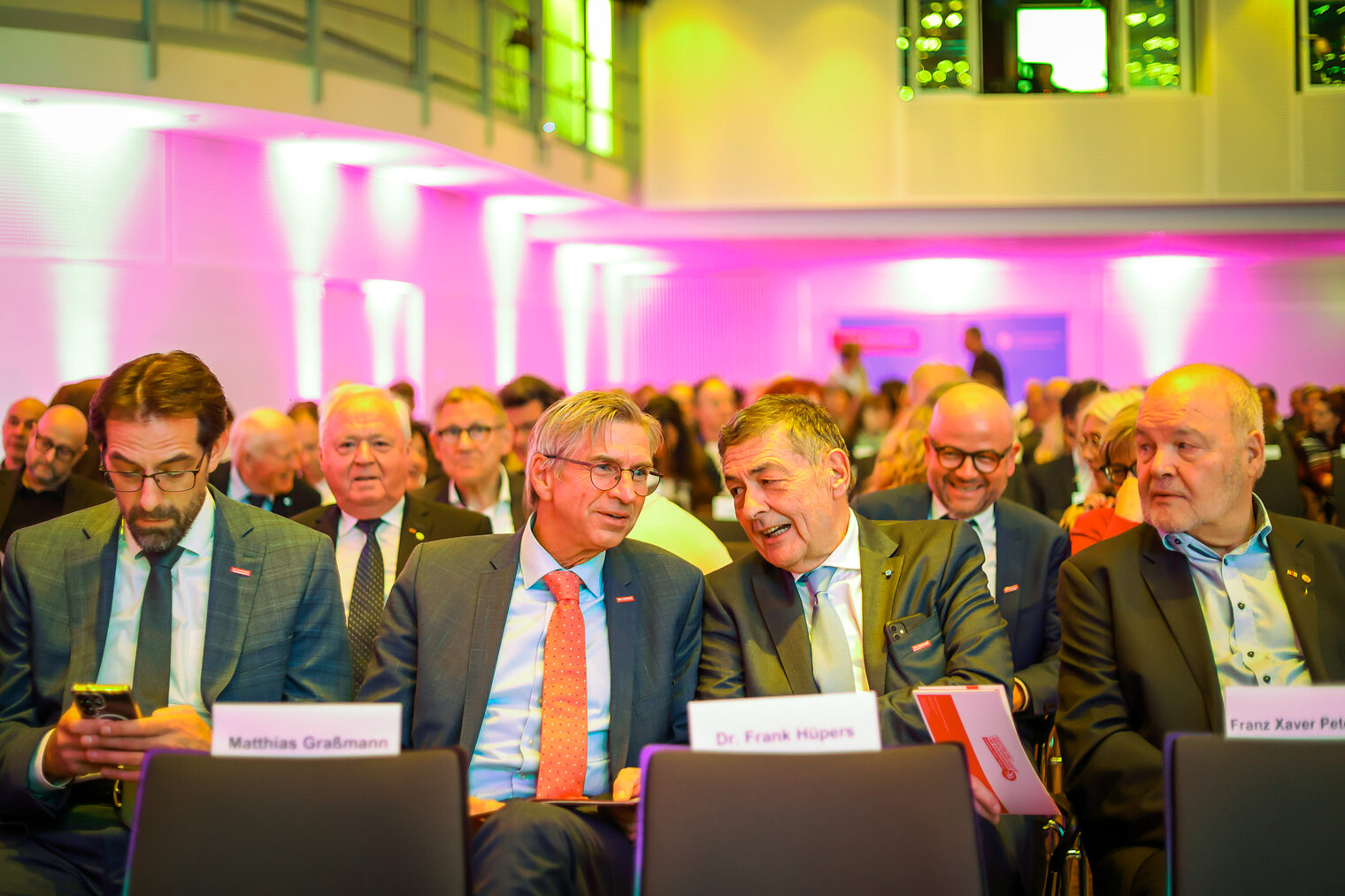 Die Gäste der Landessiegerfeier diskutieren im Publikum.