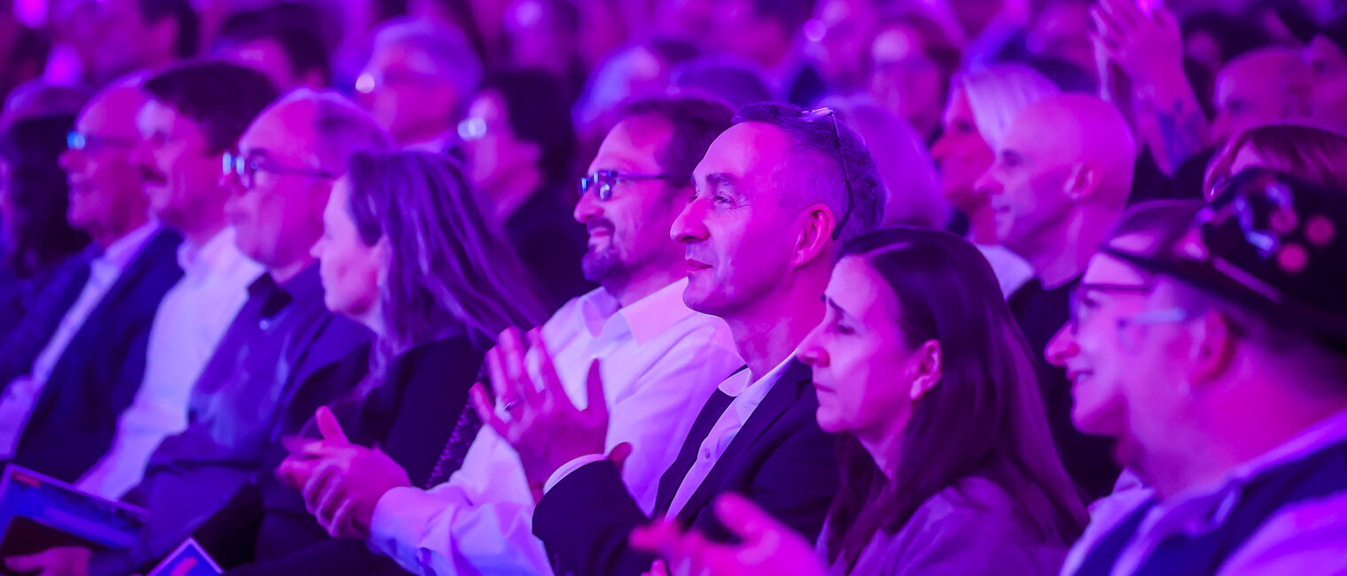 Die Gäste der Landessiegerfeier applaudieren im Publikum.