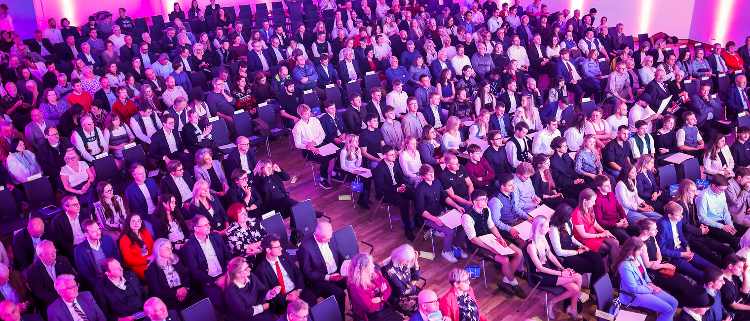 Vogelaufnahme des Publikums der Landessiegerfeier im Hegelsaal in Bamberg 
