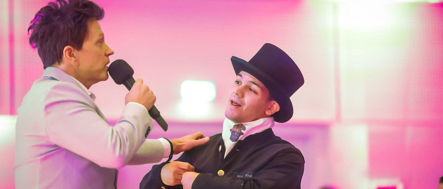 Christian Höreth interviewt einen Landessieger in Schornsteinfegeroutfit.