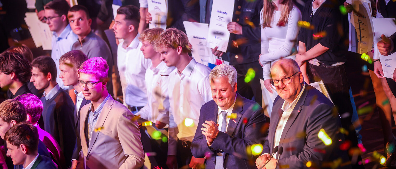 Die Landessiegerinnen und Landessieger stehen mit Reinhard Bauer und Matthias Graßmann im Konfettiregen.