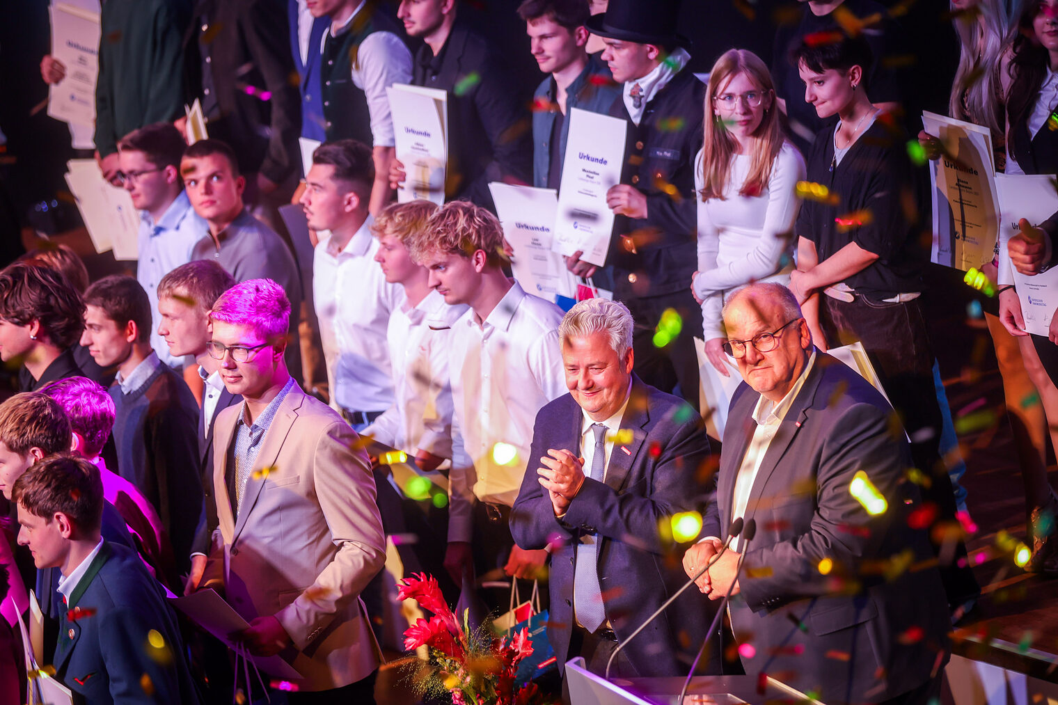 Die Landessiegerinnen und Landessieger stehen mit Reinhard Bauer und Matthias Graßmann im Konfettiregen.