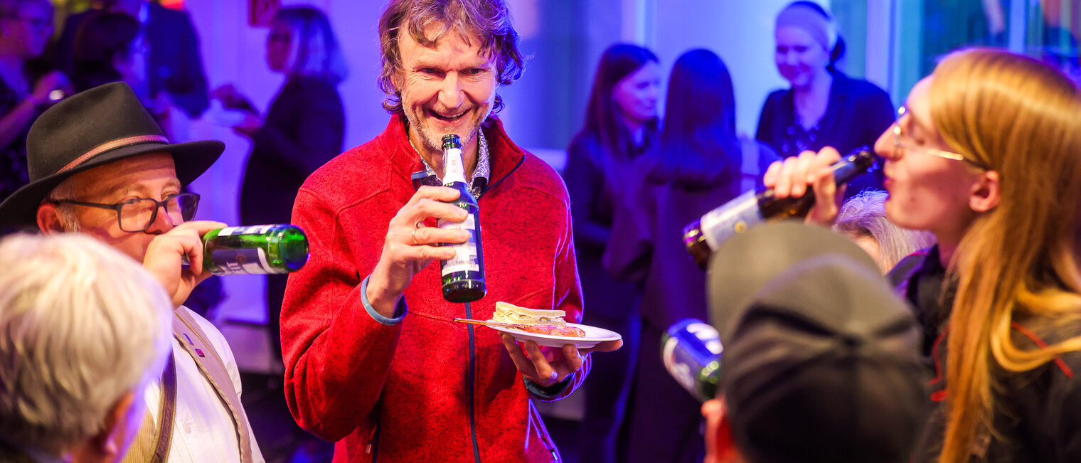 Die Landessiegerinnen und Landessieger feiern mit alkoholischen Getränken. 