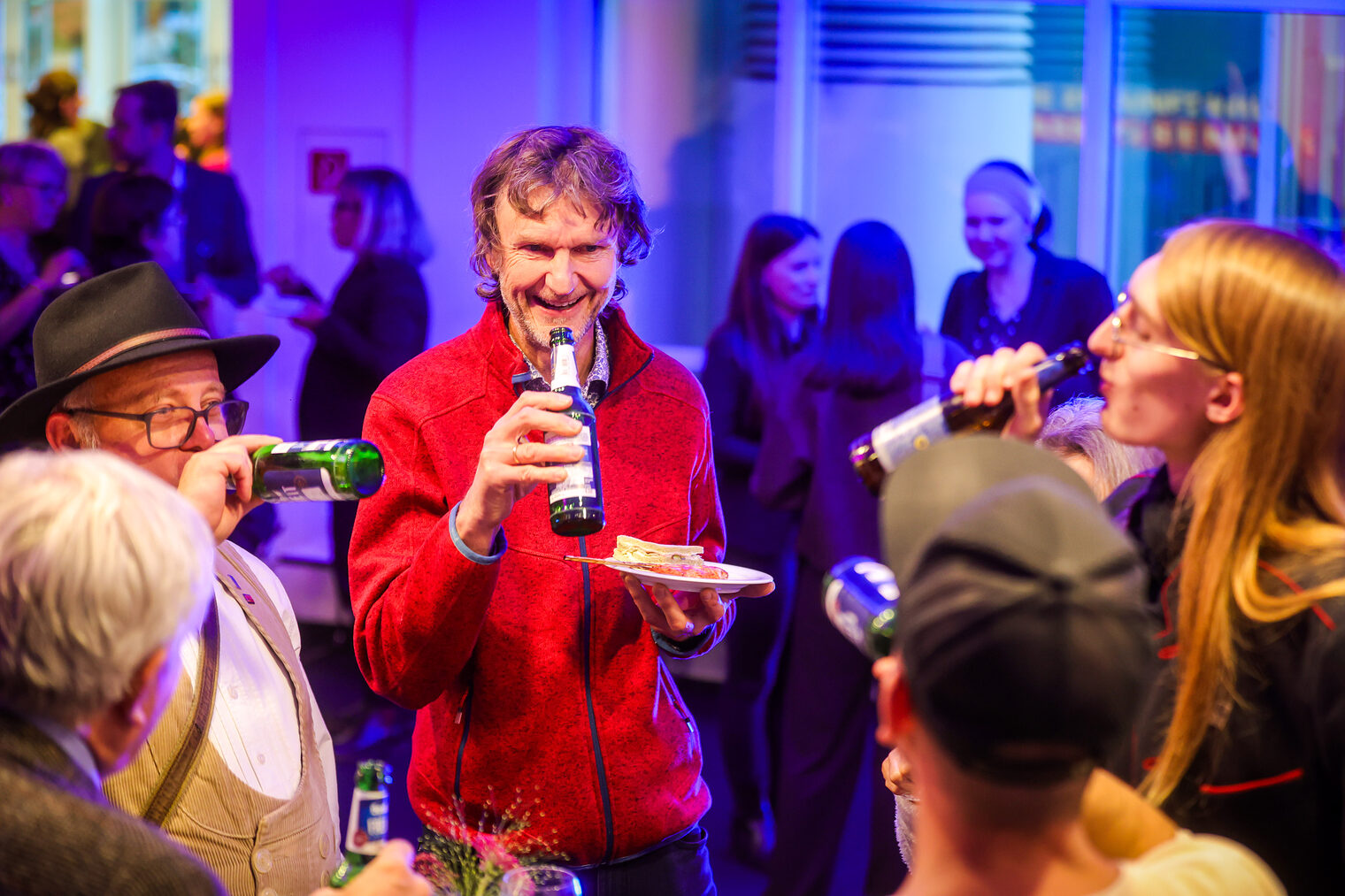Die Landessiegerinnen und Landessieger feiern mit alkoholischen Getränken. 