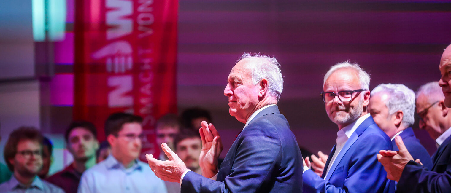 Die Vertreter des BHT applaudieren im Publikum.