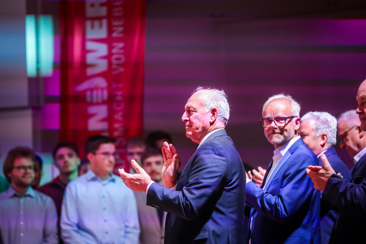 Die Vertreter des BHT applaudieren im Publikum.
