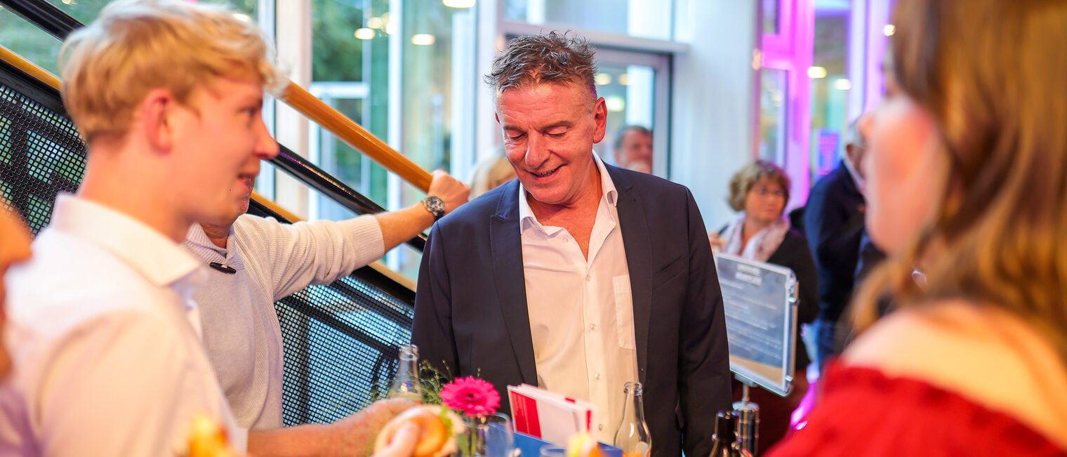 Die Landessiegerinnen und Landessieger genießen Snacks.